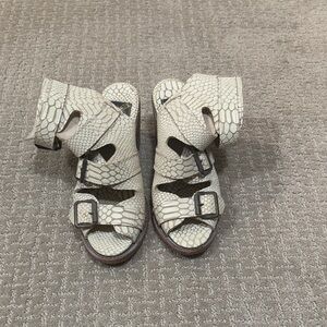 Womens Cream Textured Buckle Heeled Sandals